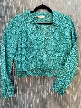 Zara Teal Geometric Button-Front Crop Shirt
